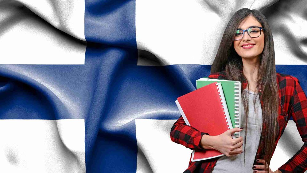دانشجو خانم کتاب به دست با بکگراند پرچم فنلاند